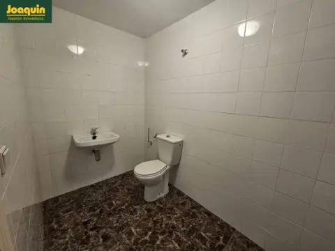 Local comercial en Av. Barcelona - Viñuela - Rescatado