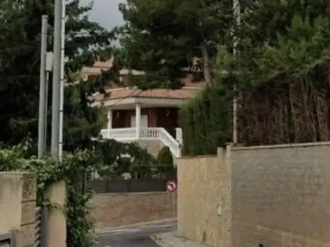 Casa en calle Alzines de Les