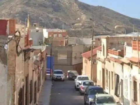 Casa en calle Casas Candela-Santa Lucia