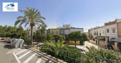 Casa adosada en calle de Sanlúcar La Mayor