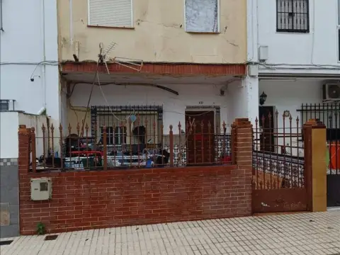 Casa adosada en calle de Sanlúcar La Mayor