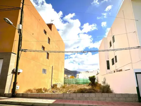 Terreno en calle Llano Mora