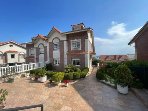 Casa pareada en calle Aureliano Linares Rivas