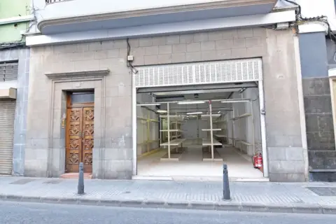 Local comercial en calle de la Naval, 127