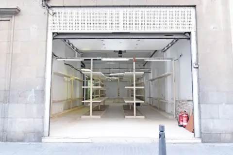 Local comercial en calle de la Naval, 127