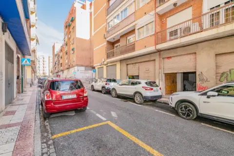 Local comercial en calle Santa Rita