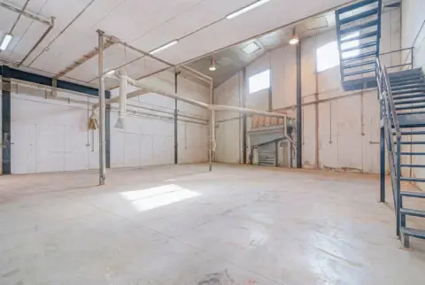 Nave industrial en calle de Bubión