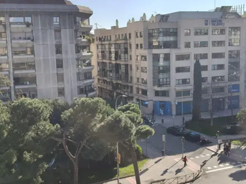 Piso en calle Raimundo Fdez Villaverde