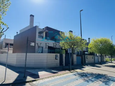 Casa adosada en calle Tallín
