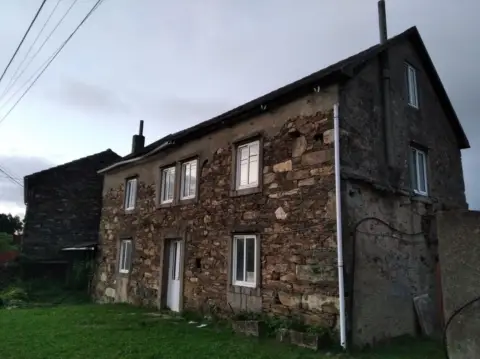 Casa rústica en calle Piñeiro, A Trabe