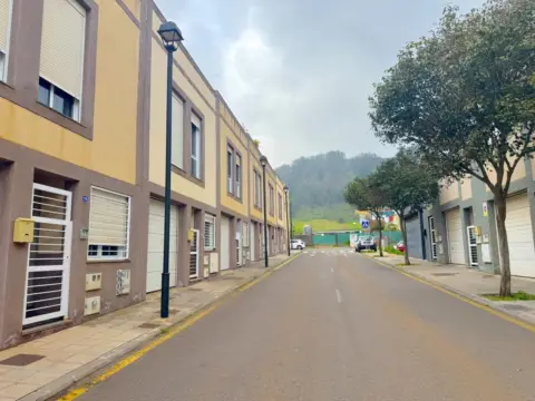 Casa adosada en calle Avellano