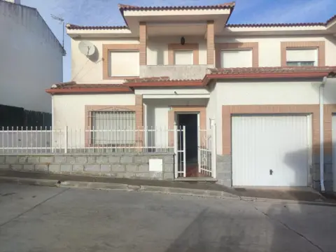 Casa adosada en calle de Rosales