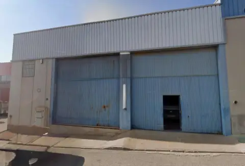 Nave industrial en calle de Sierra de Nevada