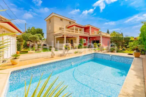 Chalet en calle Suecia Penyes