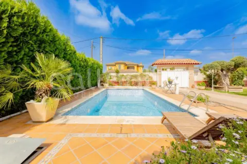 Chalet en calle Suecia Penyes