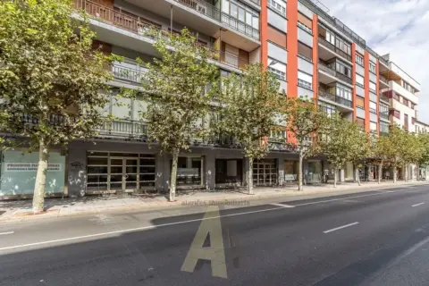 Local comercial en Avenida de Álvaro López Núñez, 6