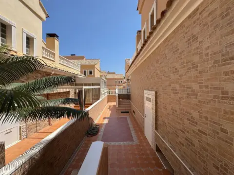 Casa adosada en Urbanización Campomar