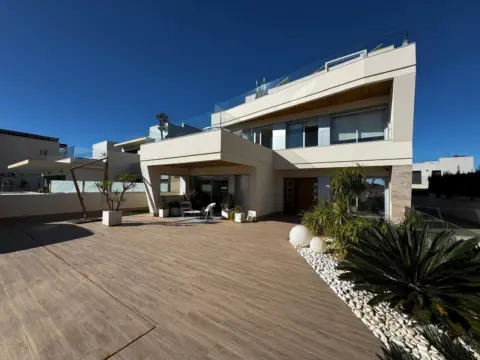 Chalet en calle Ana Maria Matute