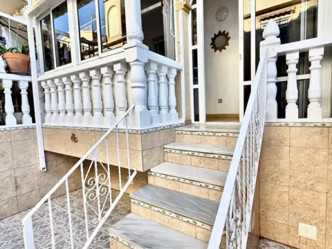 Casa adosada en calle Pomelo