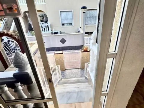 Casa adosada en calle Pomelo