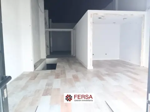 Local comercial en Avenida de La Diputacion