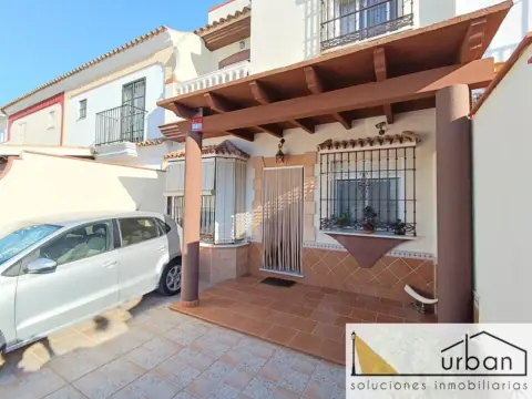 Casa adosada en Avenida de la Laguna