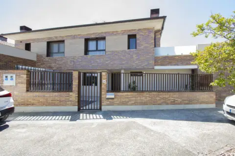 Casa pareada en calle Concejo de Gulina