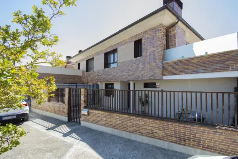 Casa pareada en calle Concejo de Gulina