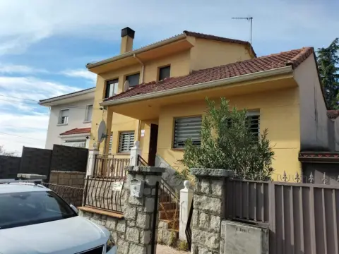 Casa adosada en calle de la Mora, 12