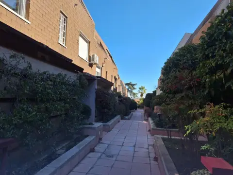 Casa adosada en calle de Emilio Coll, 22