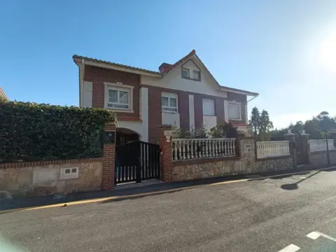 Casa pareada en calle Aureliano Linares Rivas, nº 17