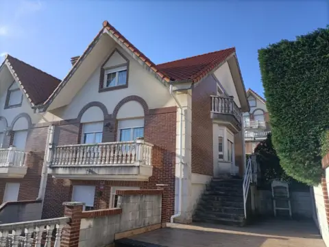 Casa pareada en calle Aureliano Linares Rivas, nº 17