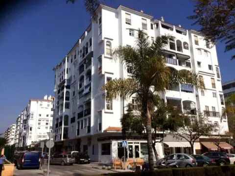 Local comercial en calle Romería del Rocío