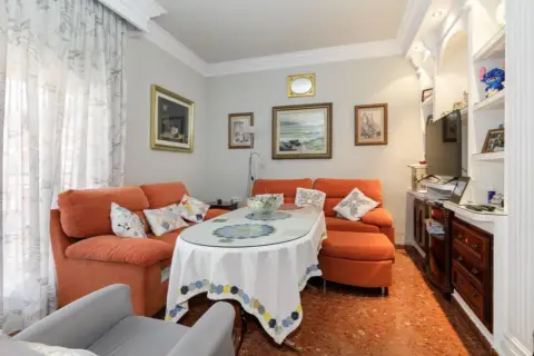 Casa adosada en calle de la Ribera