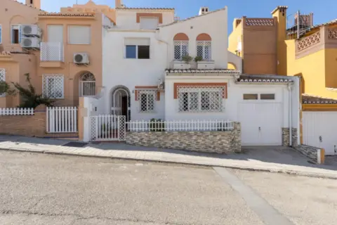 Casa adosada en Avenida de la Libertad, 6