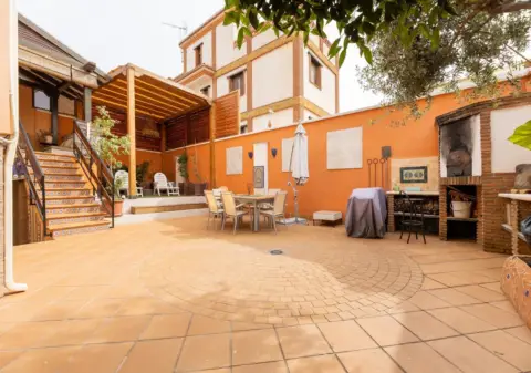 Casa pareada en calle de los Rosales