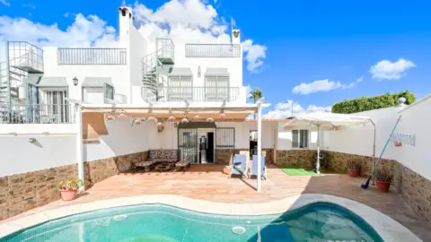 Casa adosada en calle Truche El, nº 9