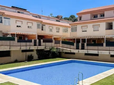 Casa adosada en calle Mar del Norte, 46