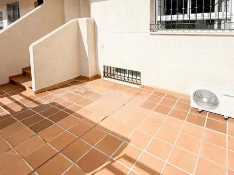 Casa adosada en calle Mar del Norte, 46