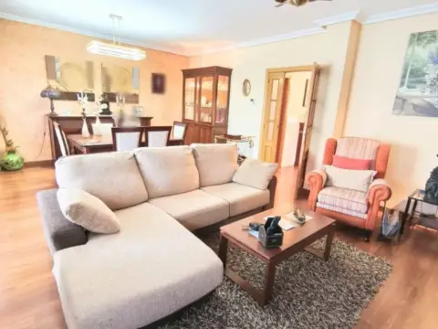 Casa pareada en calle de Amapolas