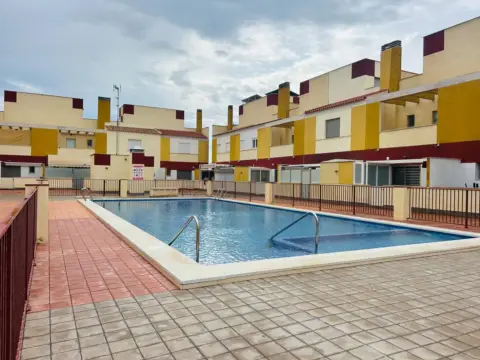 Casa pareada en calle Labrador Manuel Lambertos