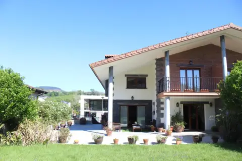 Casa pareada en calle Araundi