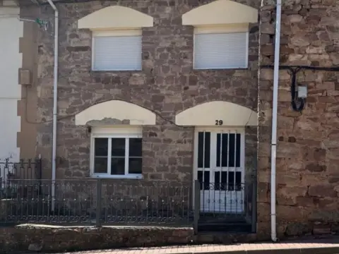 Casa adosada en calle Minio Nuñez, nº 118