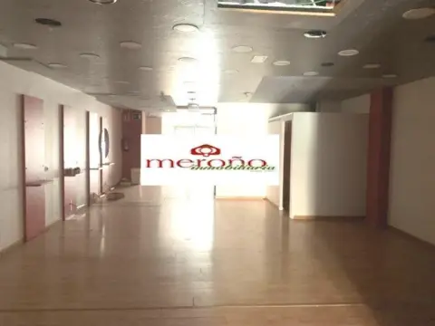 Local comercial en Asilo - Pisos Azules