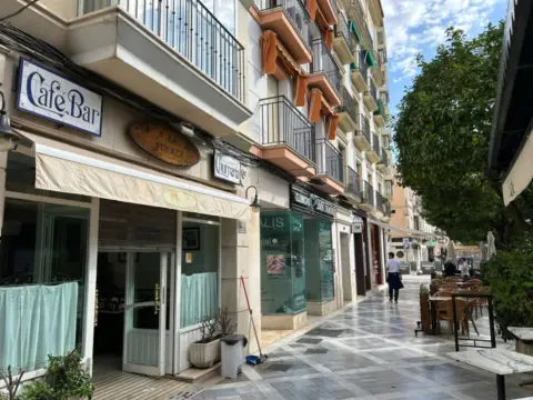 Local comercial en Comedias - Alameda