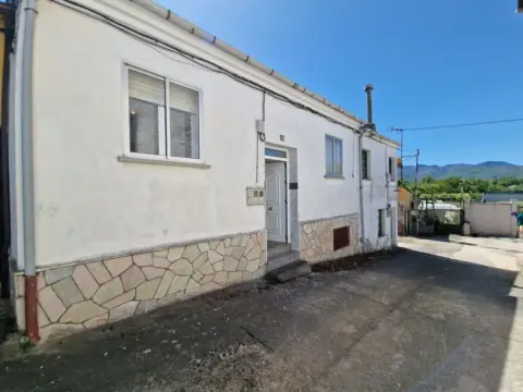 Casa adosada en Plaza de la Iglesia, 5