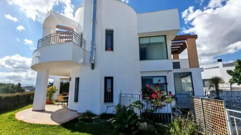 Casa pareada en calle Castaño