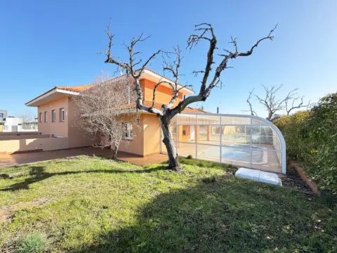 Casa pareada en calle de Nogal