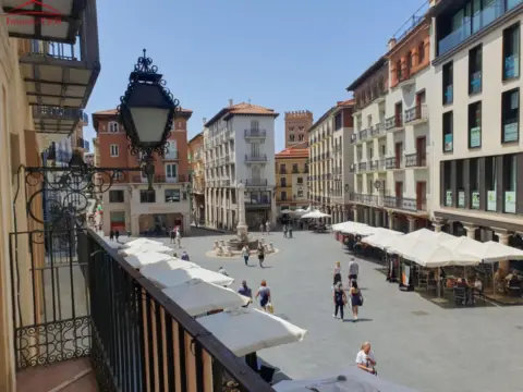 Edificio en Plaza de Carlos Castel