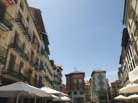 Edificio en Plaza de Carlos Castel